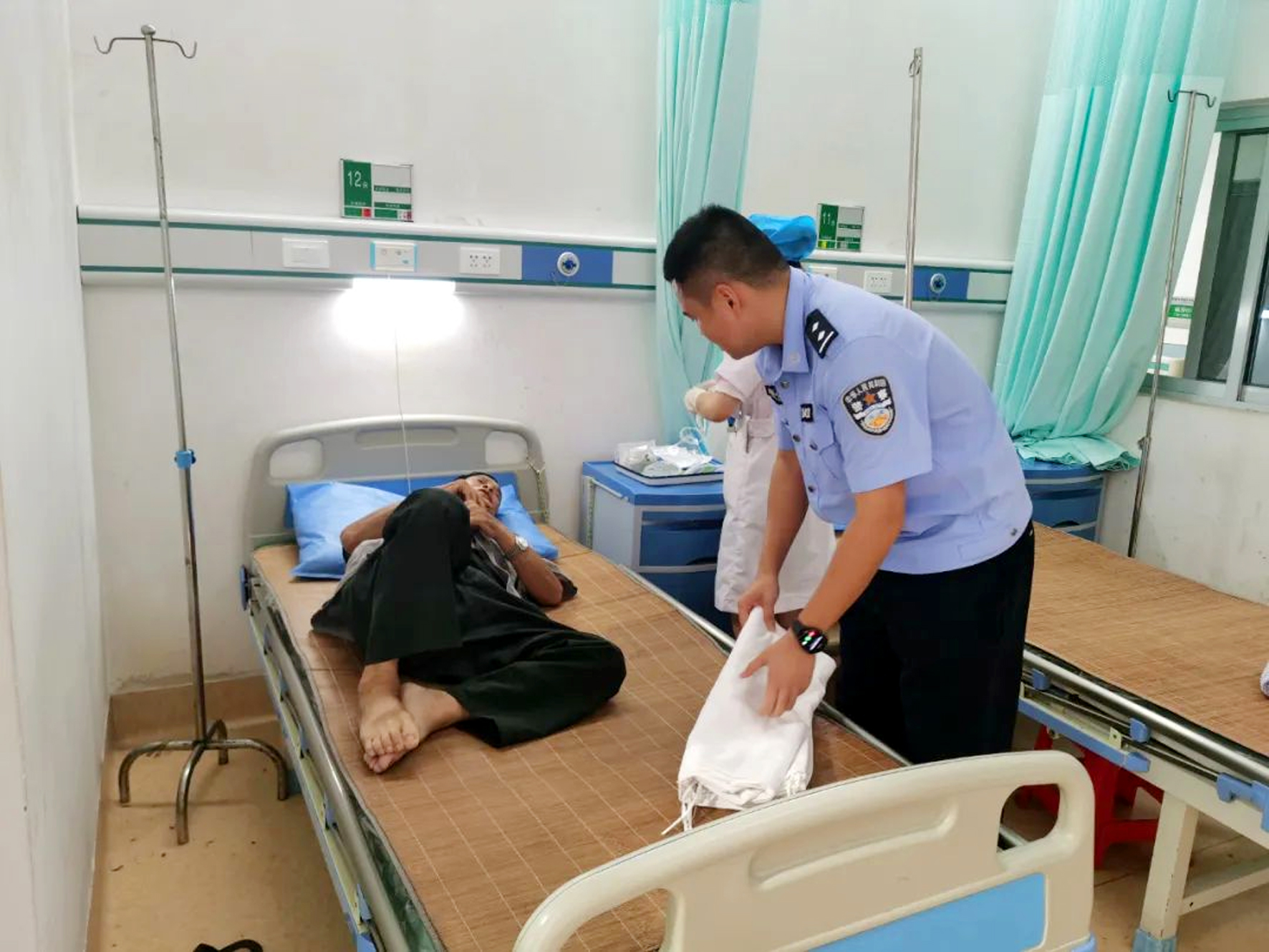 中華鎮： 老人突發身體不適   民警及時救..